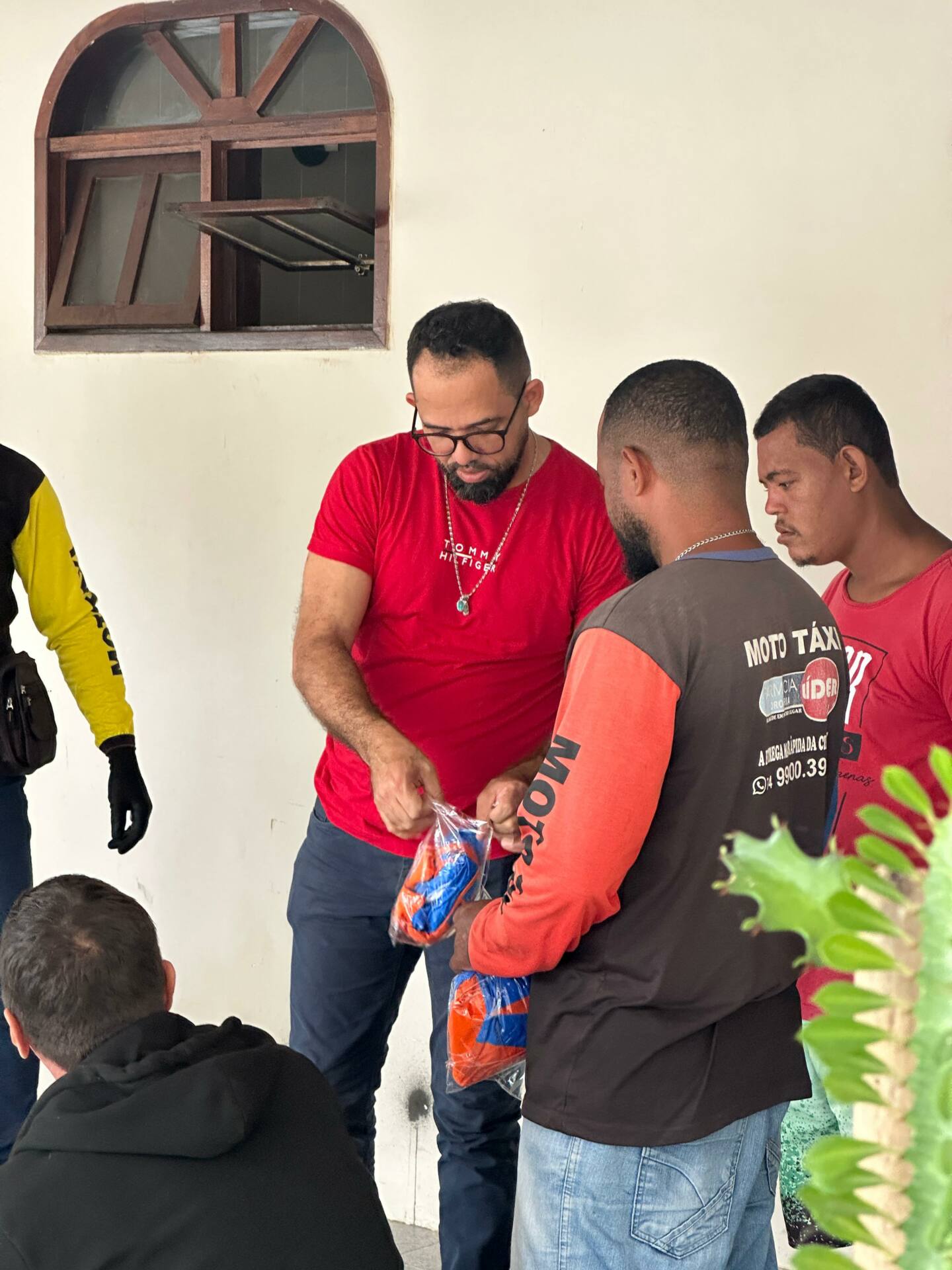 Israel Piscita fortalece categoria e entrega novo padrão de camisetas para mototaxistas